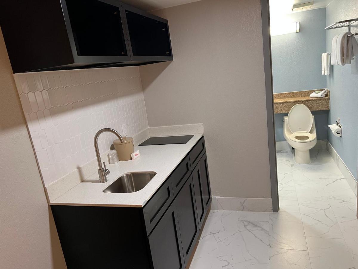 Red Roof Inn & Suites Mt Holly - Mcguire Afb Westampton Bagian luar foto