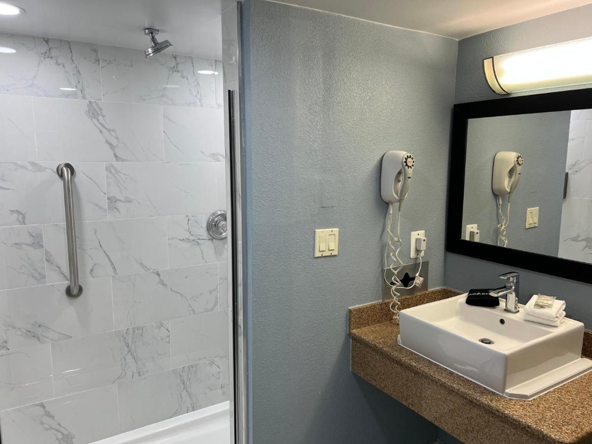 Red Roof Inn & Suites Mt Holly - Mcguire Afb Westampton Bagian luar foto